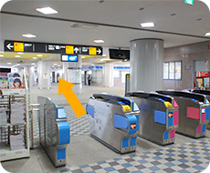 駅の改札を出て、真っ直ぐ道なりに進みます。