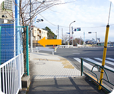 多摩川の堤防に出て、「丸子橋」を「五反田」方面の左に折れます。