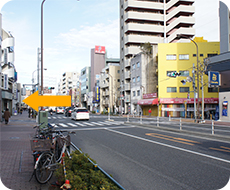 直進し、反対側に「TUTAYA」がある交差点を超えれば、すぐに雪ヶ谷歯科です。