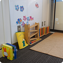 広いキッズルーム・保育ケア